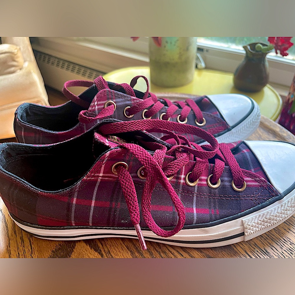 Converse All Star Low Top. Black/Burgundy/Plaid with Gold details. Size 9.